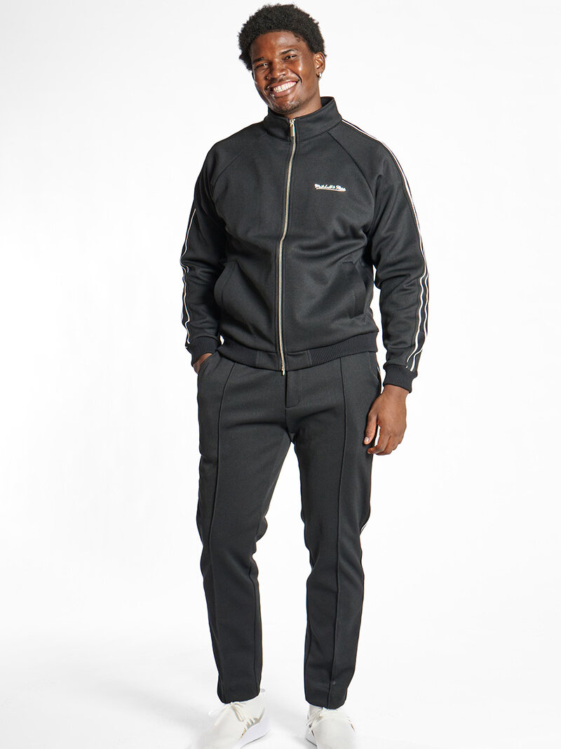 Mitchell & Ness Branded look 3